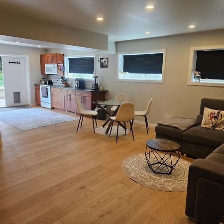 Lovely 1 Bedroom Suite Near Town Виктория Экстерьер фото
