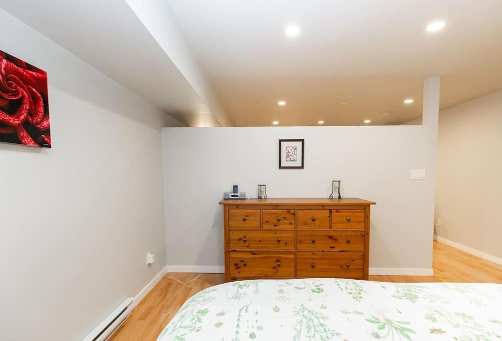 Lovely 1 Bedroom Suite Near Town Виктория Экстерьер фото