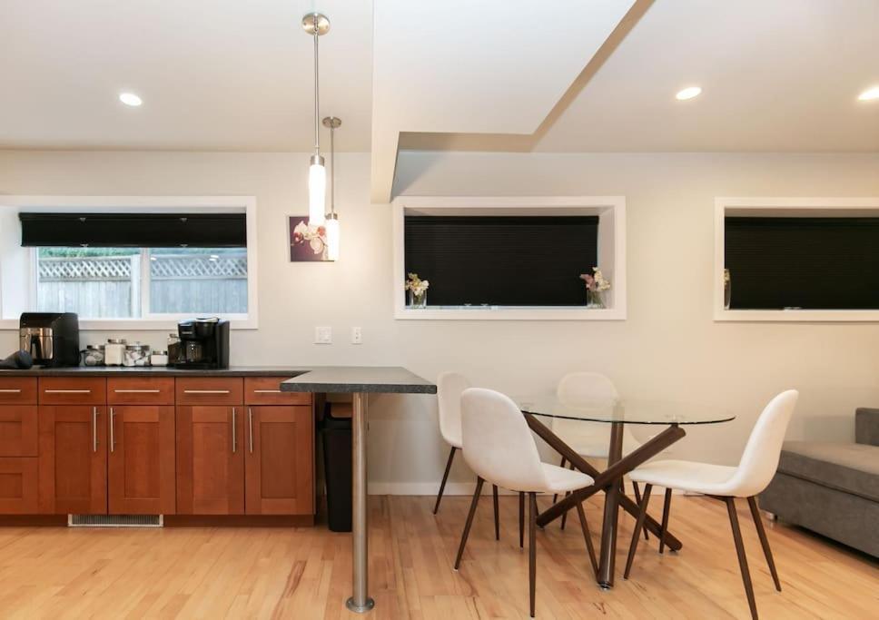 Lovely 1 Bedroom Suite Near Town Виктория Экстерьер фото