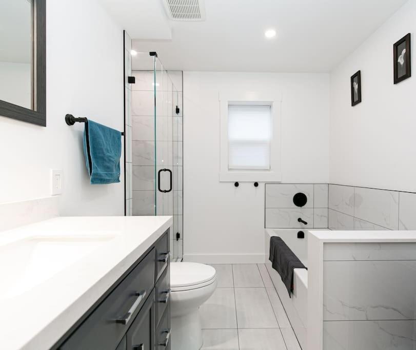 Lovely 1 Bedroom Suite Near Town Виктория Экстерьер фото
