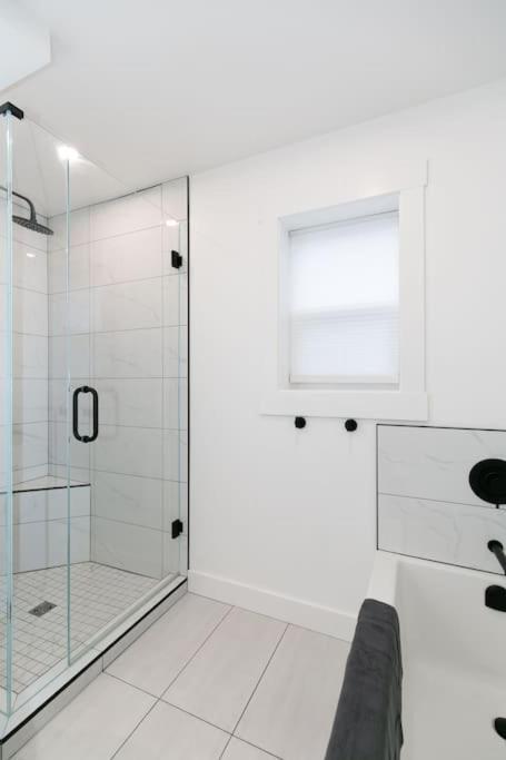 Lovely 1 Bedroom Suite Near Town Виктория Экстерьер фото