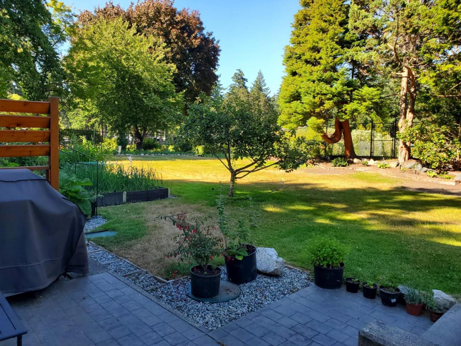 Lovely 1 Bedroom Suite Near Town Виктория Экстерьер фото