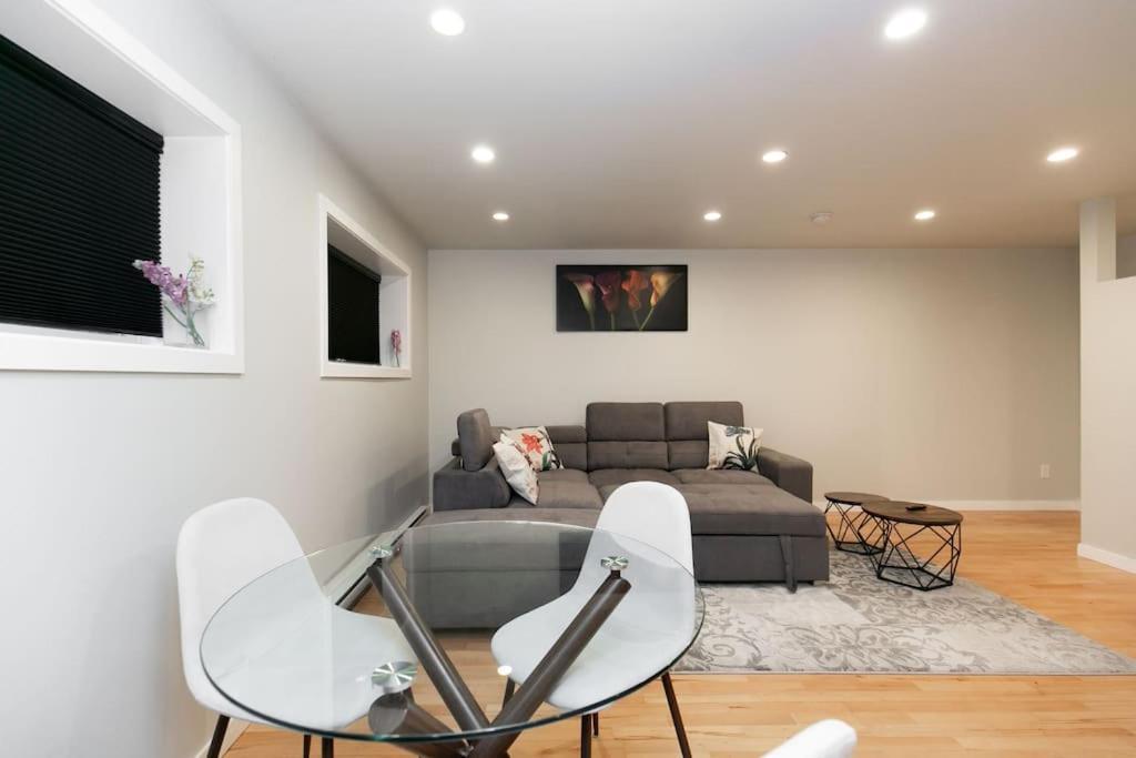 Lovely 1 Bedroom Suite Near Town Виктория Экстерьер фото